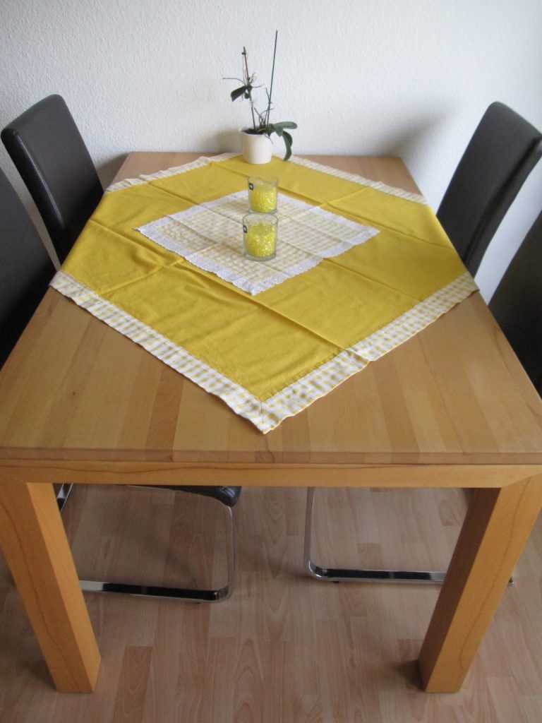 gelbe Tischdecke mit Briefecke und Mitteldeckchen